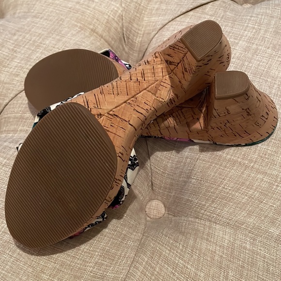 New, not been worn, no tags - Picture 7 of 8